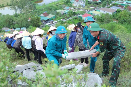 Hơn 1.000 người đưa bê tông lên núi tái tạo dòng chữ “Bác Hồ sống mãi”