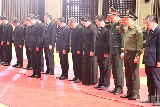 Chủ tịch Quốc hội Trần Thanh Mẫn viếng đồng chí Saysomphone Phomvihane