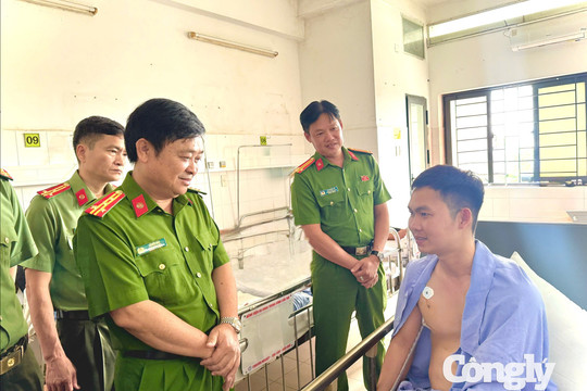 Thăm hỏi cán bộ công an bị thương khi làm nhiệm vụ