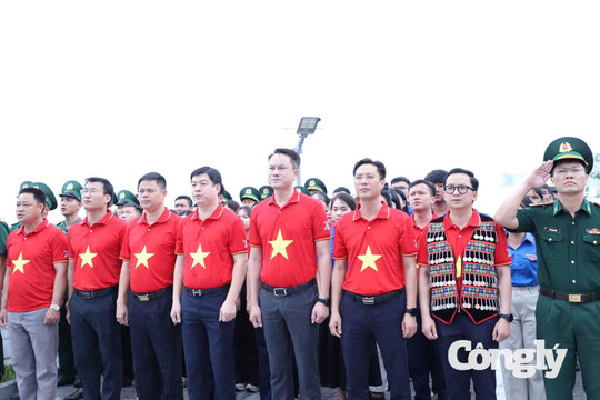 Thiêng liêng lễ chào cờ nơi cực tây Tổ quốc