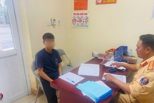 Bị xử phạt vì buông 2 tay khi điều khiển xe máy