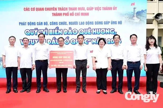 Quyên góp gần 300 triệu đồng hướng về biển đảo