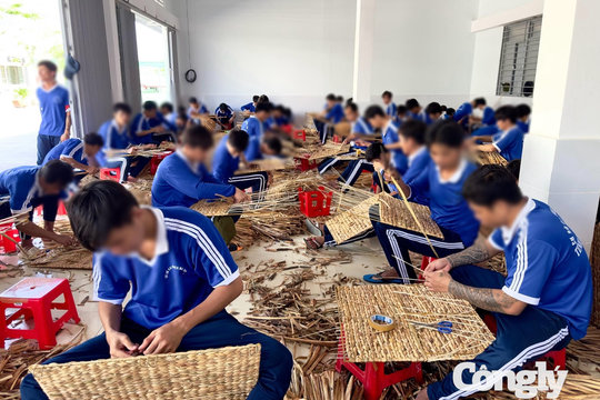 Trao “cần câu” tri thức, mở lối hoàn lương
