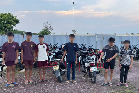 Xử phạt nhóm thanh thiếu niên quệt chân chống tóe lửa để “câu view”