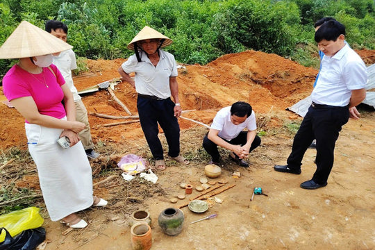Khai quật mộ gạch cổ, phát hiện nhiều hiện vật