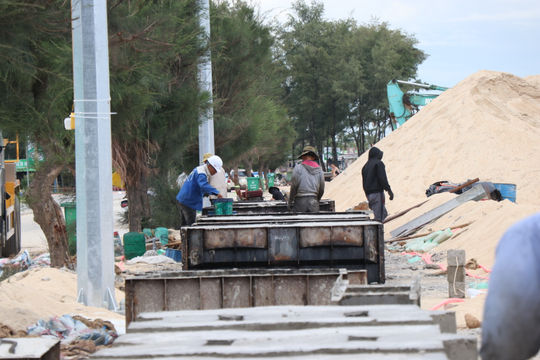 Dựng “lá chắn” giữ bờ biển Thuận An