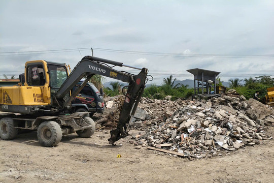 Biến đất trồng lúa thành nơi tập kết 163 tấn chất thải