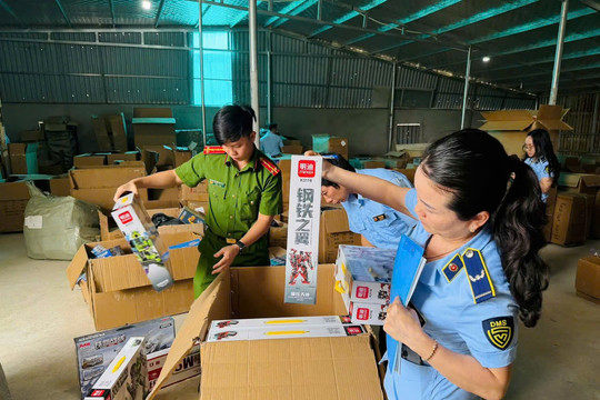 Phát hiện kho hàng chứa nhiều đồ chơi trẻ em chưa rõ nguồn gốc