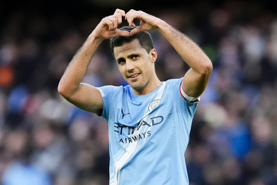 Rodri lại trở thành tâm điểm chuyển nhượng, Barcelona và Real Madrid cùng muốn sở hữu