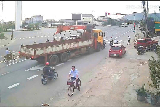 Xe tải cẩu tông liên hoàn 3 xe mô tô đang dừng chờ đèn đỏ