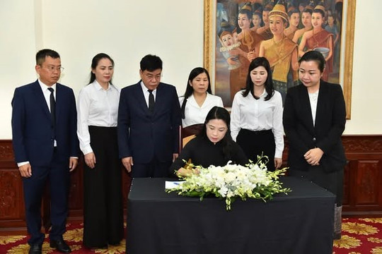 Lãnh đạo tỉnh Tuyên Quang viếng Chủ tịch Quốc hội Lào
