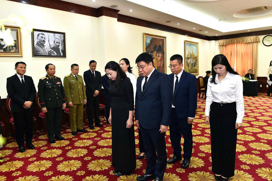 Lãnh đạo tỉnh Tuyên Quang viếng Chủ tịch Quốc hội Lào