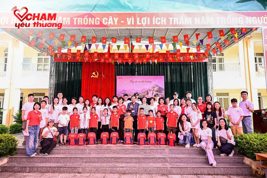 Quỹ Chạm yêu thương tiếp sức gần 5.000 học sinh vùng khó khăn trước năm học mới