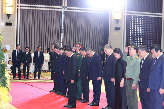 Đoàn lãnh đạo cấp cao Đảng, Nhà nước Việt Nam viếng Chủ tịch Quốc hội Lào Saysomphone Phomvihane