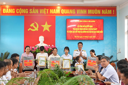 Hải quân tiếp thêm điểm tựa cho con ngư dân khó khăn