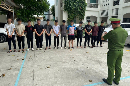 Khởi tố 12 thanh thiếu niên mang hung khí gây rối trật tự công cộng