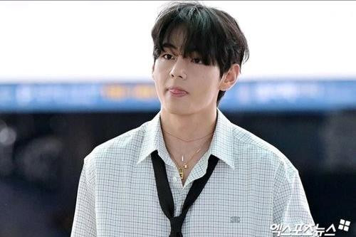 V (BTS) tiết lộ thính lực một bên tai suy giảm nghiêm trọng