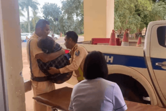 CSGT đưa người phụ nữ có nguy cơ đột quỵ đi cấp cứu
