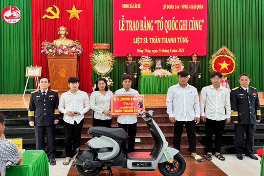 Trao bằng “Tổ quốc ghi công” cho thân nhân 3 liệt sĩ hy sinh tại Trường Sa