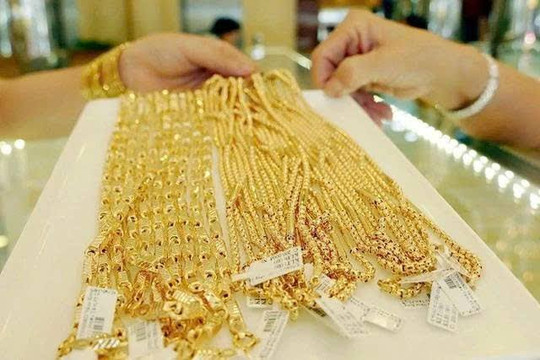 Giá vàng sáng 13/8: Vàng trong nước duy trì mặt bằng cao, thế giới vượt 4.400 USD/ounce