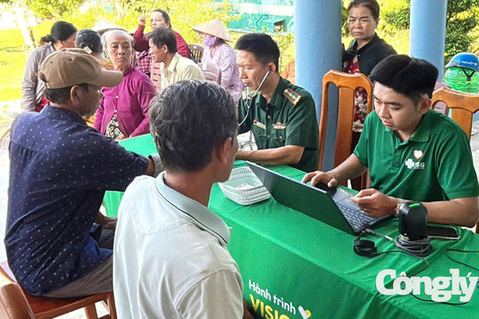 Khám mắt, cấp thuốc miễn phí cho 300 người dân vùng Đất Mũi
