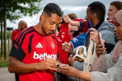 Vừa đến MU, Youri Tielemansđã gửi lời xin lỗi đến người hâm mộ Aston Villa sau phát ngôn gây tranh cãi