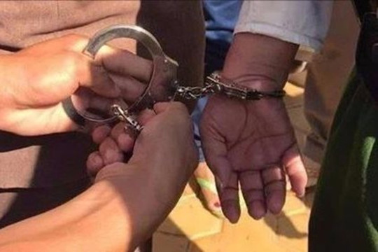 Dùng dao chém vợ vì mâu thuẫn