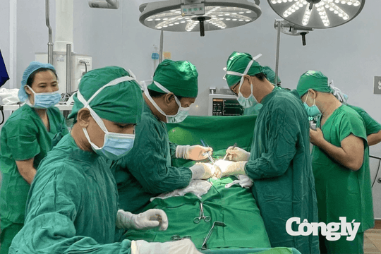 Cứu em bé mắc hở thành bụng bẩm sinh