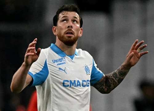 Hojbjerg bị tước băng đội trưởng Marseille, sau khi từ chối Newcastle