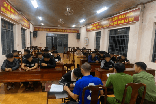 Hàng chục thanh thiếu niên mang hung khí hỗn chiến