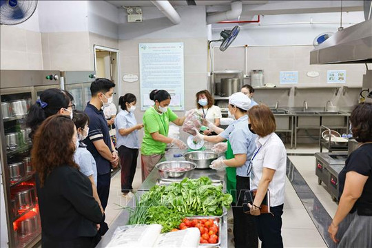 Không bảo đảm an toàn thực phẩm, nhà cung cấp suất ăn trường học sẽ bị dừng hợp đồng