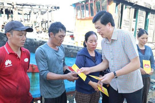 Hỗ trợ ngư dân bị thiệt hại sau vụ cháy tàu cá
