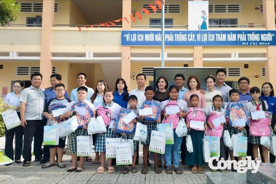 TAND khu vực 11 - Tây Ninh trao quà, tiếp sức đến trường