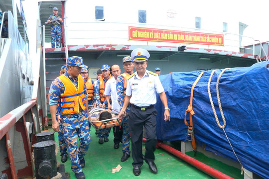 Vùng 4 Hải quân đưa ngư dân đột quỵ từ Trường Sa về đất liền