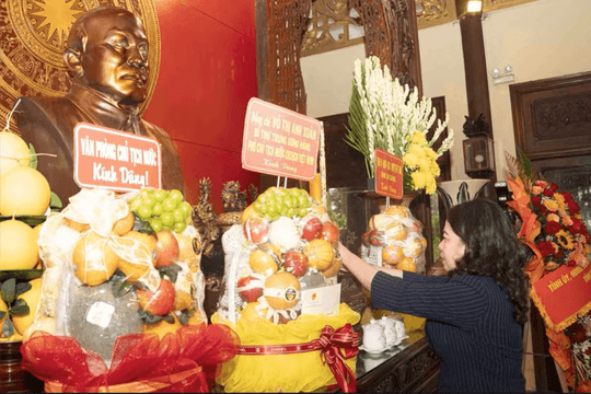 Đồng chí Võ Thị Ánh Xuân dâng hương tưởng nhớ Chủ tịch Tôn Đức Thắng