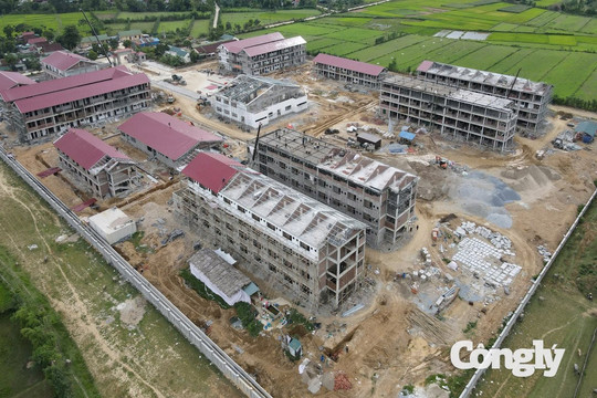 Chạy đua với thời gian dựng mái trường nơi biên viễn