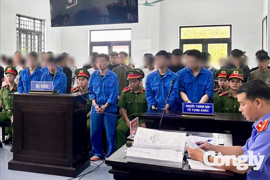Xét xử nhóm thanh thiếu niên mang hung khí náo loạn phố Huế