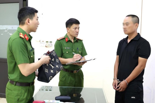 Đập phá kính ô tô, trộm túi xách hàng hiệu và hơn 700 triệu đồng