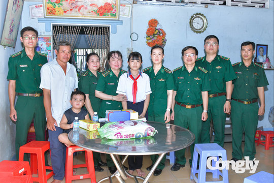 Hội Phụ nữ BĐBP TP Cần Thơ trao quà, tiếp sức học sinh đến trường