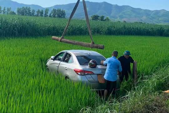 Tài xế tử vong sau khi ô tô lao xuống ruộng