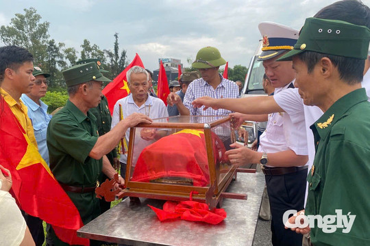 Xúc động đưa hài cốt liệt sĩ Đặng Văn Thủy trở về với đất mẹ