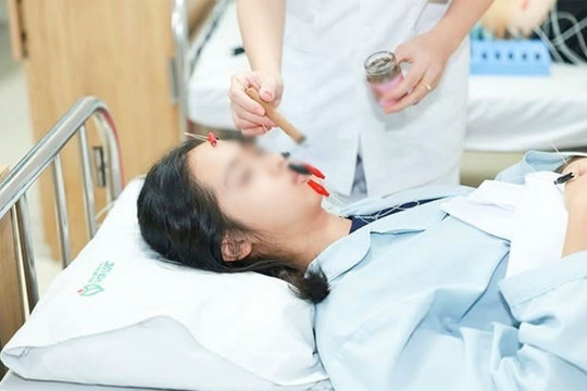 Nữ sinh bị lệch mặt do thói quen nhiều người mắc phải