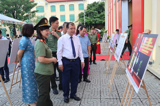 Triển lãm chào mừng Ngày truyền thống Công an nhân dân