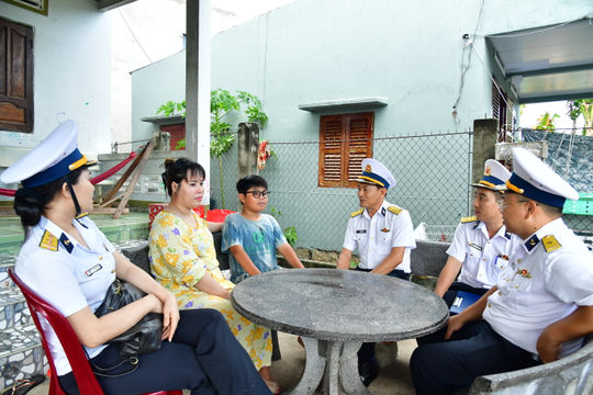 Lữ đoàn 171 trao gửi yêu thương tới các cháu là con ngư dân