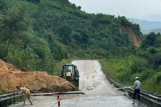 Sạt lở đất đá gây ách tắc Quốc lộ 40B