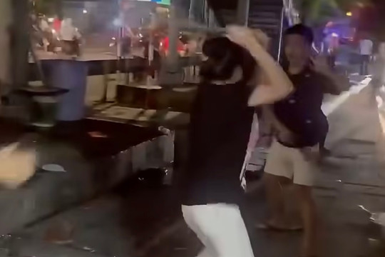 Hỗn chiến trong đêm “đi bão” mừng đội tuyển Việt Nam chiến thắng