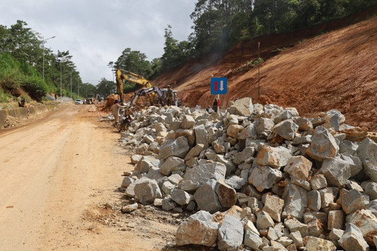 Khẩn trương thi công khắc phục các điểm sạt lở trên Quốc lộ 24