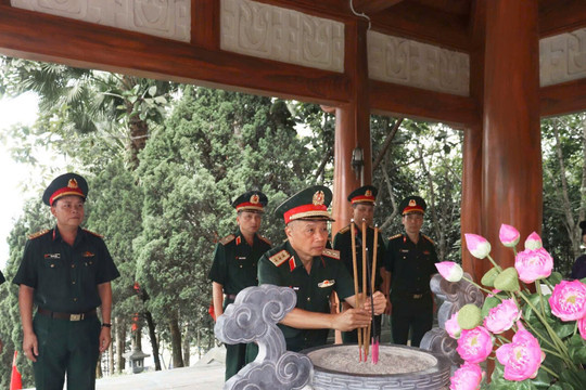 Đoàn công tác Quân ủy Trung ương - Bộ Quốc phòng dâng hoa, dâng hương tại ATK Định Hóa