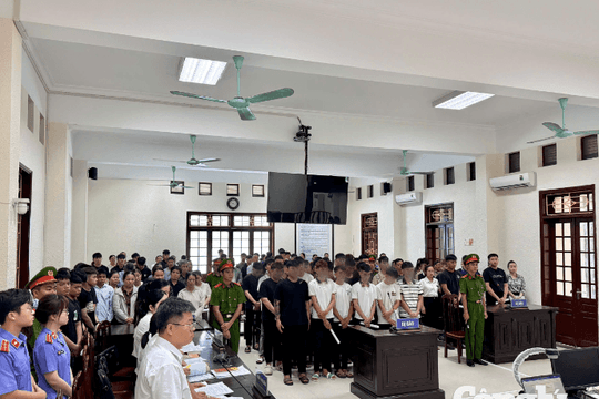 Radio pháp đình: Cuộc hẹn lúc 1 giờ sáng và cái giá phải trả