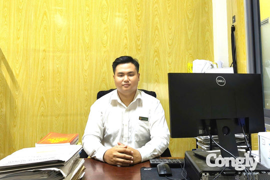 Nam Thư ký tận tâm với công việc